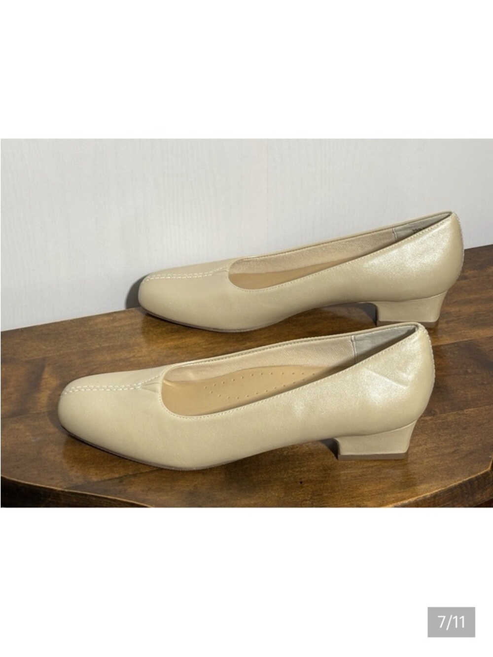 Trotters Doris Pumps Women's 9 SS Gold White Pearl Leather Like New No box - Picture 8 of 11